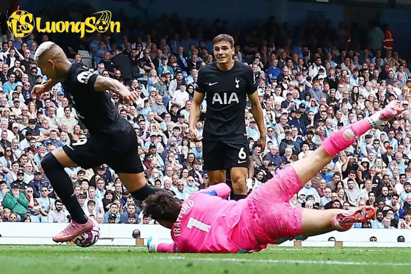 Trafford mắc sai lầm trong trận thua 0-2 trước Tottenham