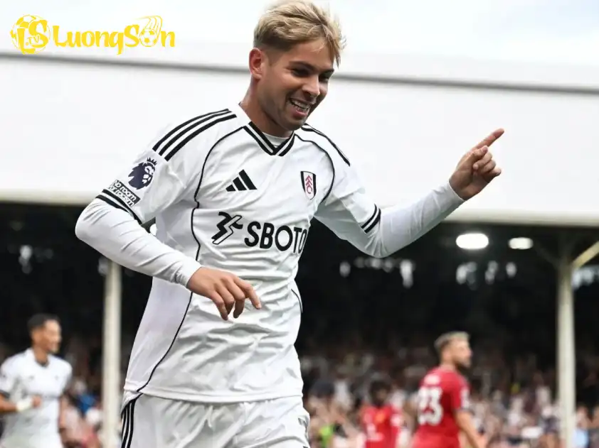 Smith Rowe vừa ghi bàn thắng quan trọng giúp Fulham giành 1 điểm ở trận đấu với MU (Ảnh: The Guardian)