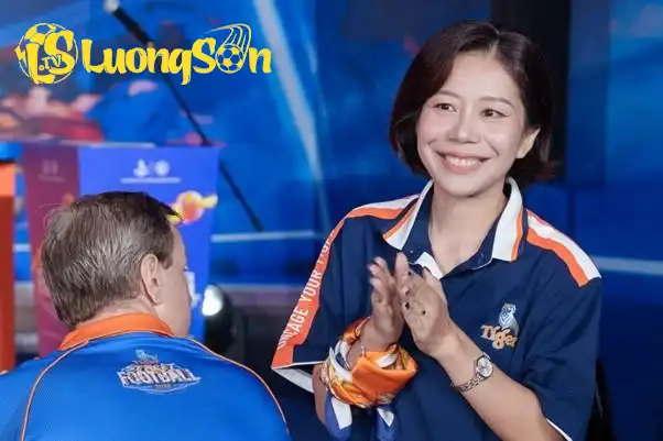 Bà Huỳnh Phương Thảo chia sẻ tại họp báo trước thềm đêm chung kết toàn quốc Tiger Street Football 2025 Bà Huỳnh Phương Thảo chia sẻ tại họp báo trước thềm đêm chung kết toàn quốc Tiger Street Football 2025