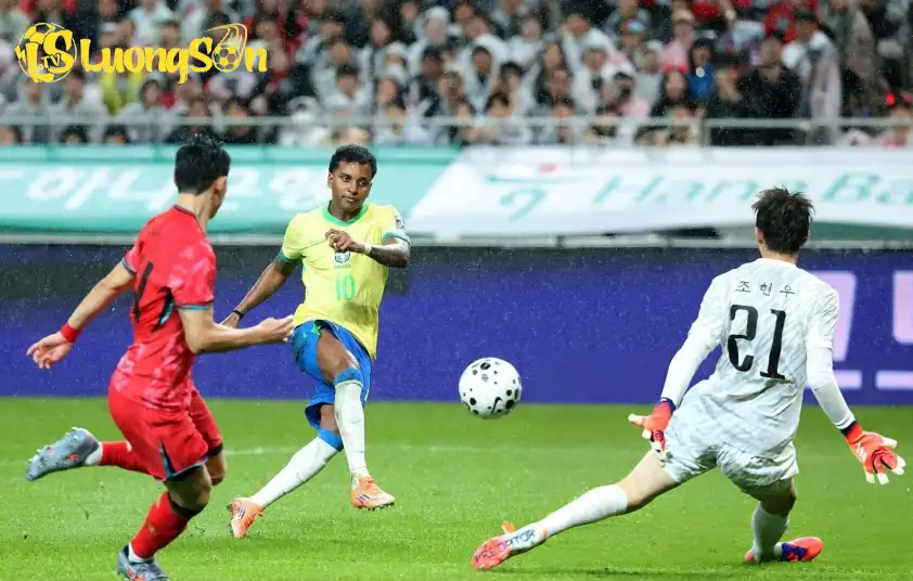 Rodrygo hoàn tất cú đúp ở ngay đầu hiệp hai