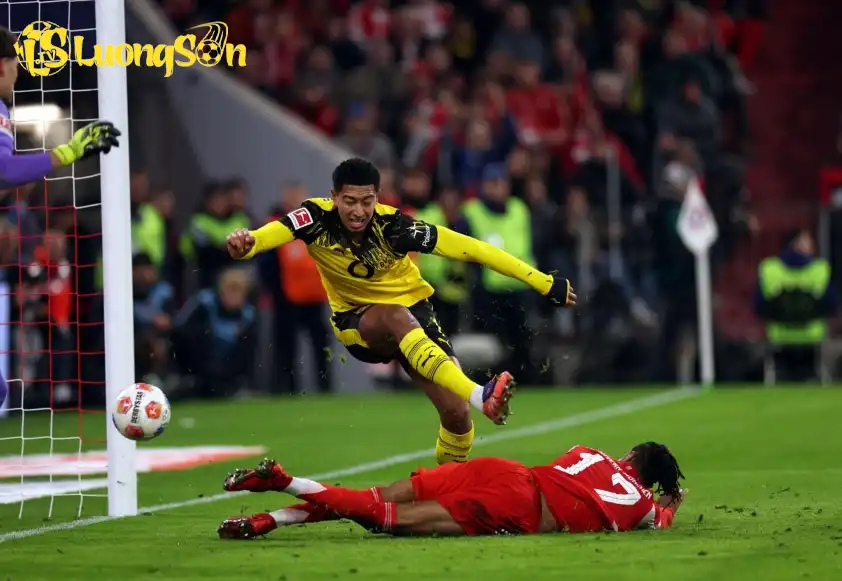Jobe Bellingham đã mắc một sai lầm nghiêm trọng khiến Dortmund thua Bayern 1-2 (Ảnh: X). Jobe Bellingham đã mắc một sai lầm nghiêm trọng khiến Dortmund thua Bayern 1-2
