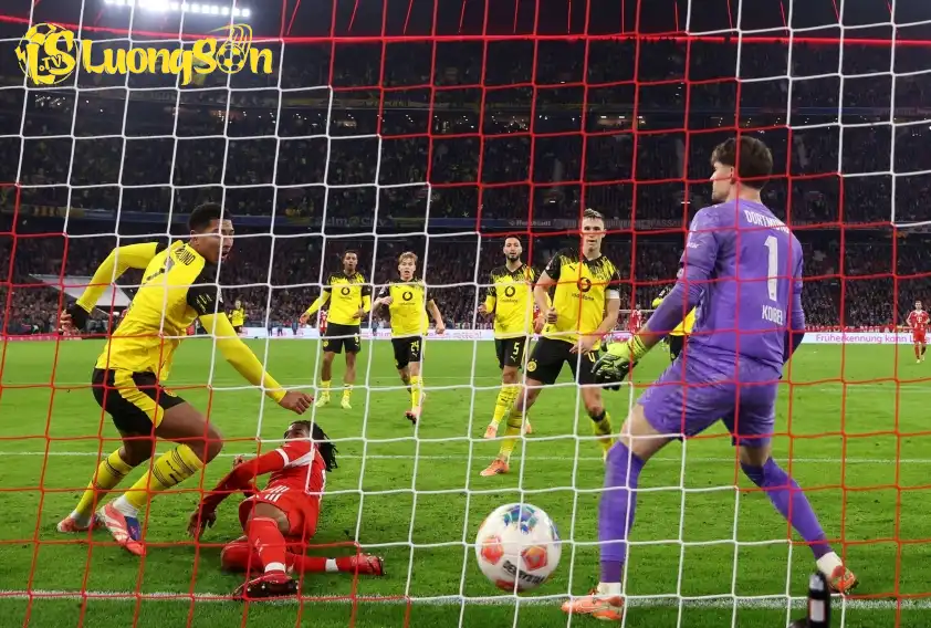 Tiền vệ này đã chật vật kiểm soát bóng, tạo điều kiện cho Olise ghi bàn cho Bayern (Ảnh: X). Tiền vệ này đã chật vật kiểm soát bóng, tạo điều kiện cho Olise ghi bàn cho Bayern